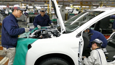 Workers assemble a car on assembly line in car factory. (iStock Photo)